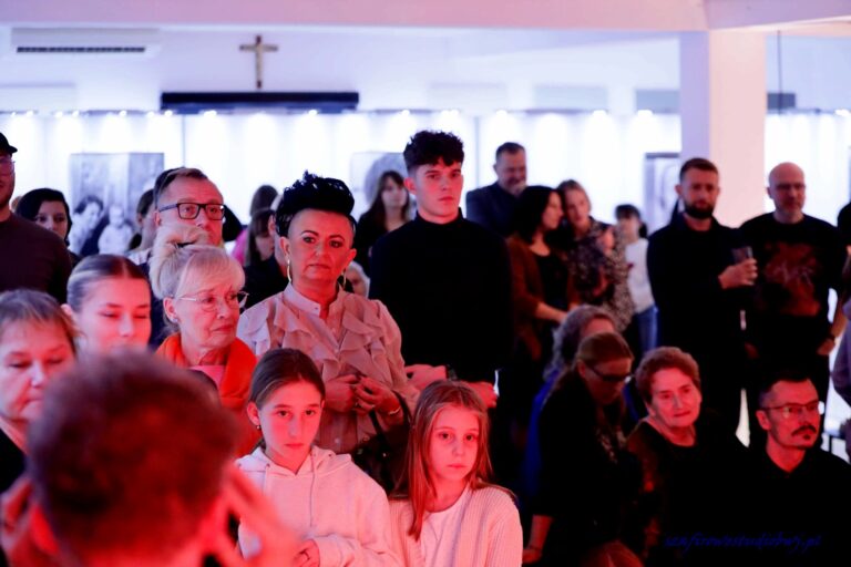 FOTORELACJA – Wernisaż Wystawy „Dialog z Beksińskim”